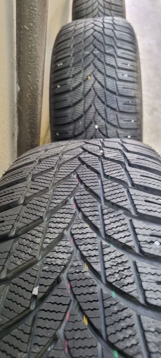 LASSA SNOWAYS 4  215 55 17