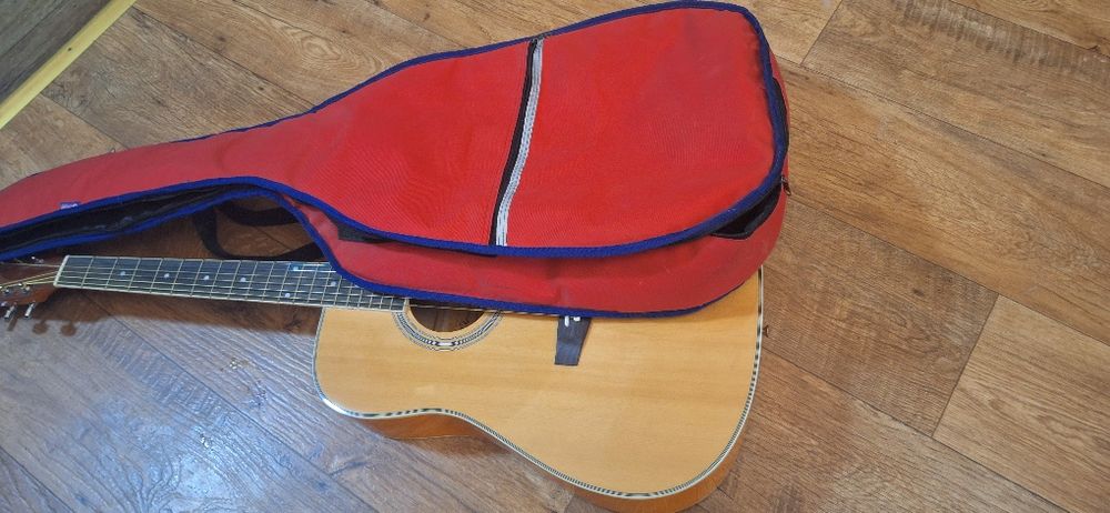 Гитара акустическая.