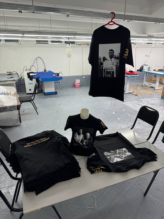 В наличии есть футболки разного качества ткани пошив экспортный оптом