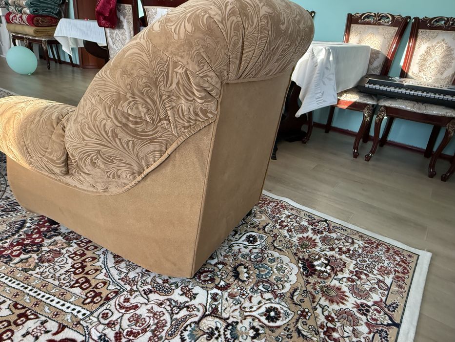 Продам угловой диван с креслом