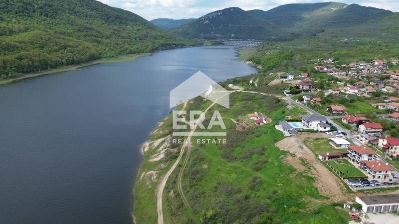 Ексклузивен, голям, терасиран, поземлен имот за продажба, на брега на