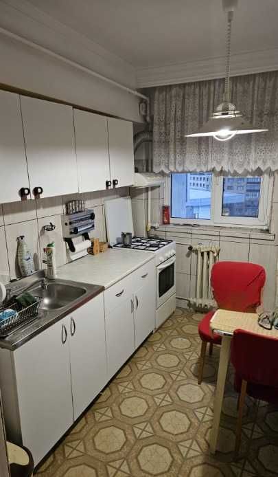 Vand apartament 3 camere ,decomandat, Bibescu Vodă,et.6,incalzire centralizata conf 1 - Pitesti