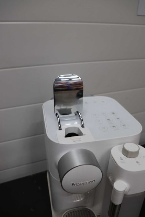 Еспресо кафемашина за капсули Delonghi Nespresso Gran Lattissima EN640