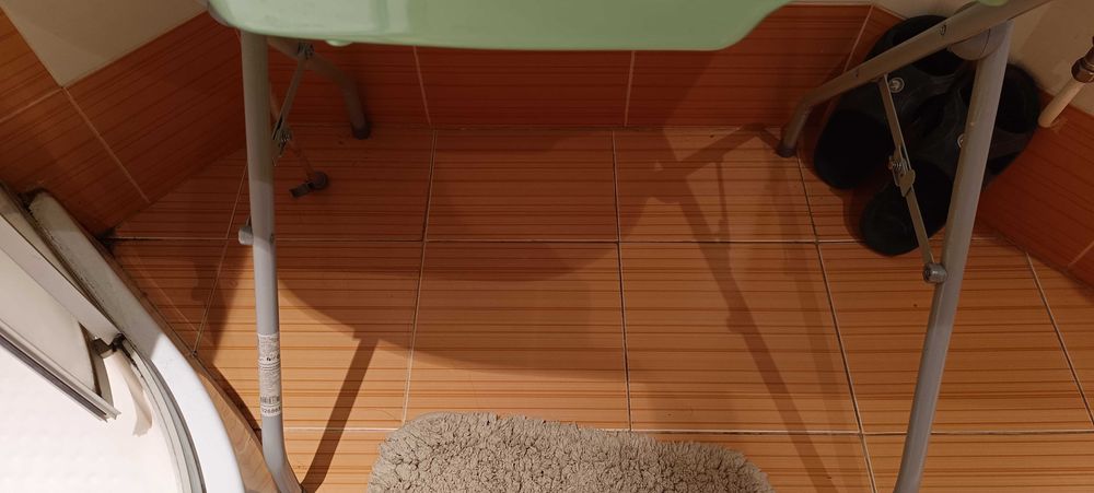 Резидава ваничка на стойка с маркуч за оттичане на водата.