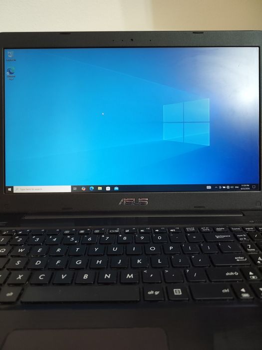 Laptop Asus X556U din 2016 cu Windows 10 instalat