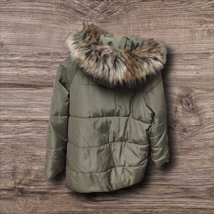 Geacă Groasă de Iarnă Puffer Primark cu Glugă și Blăniță, Verde Oliv – Mărimea 152 (11-12 Ani) | Second Hand Premium 59,00Lei