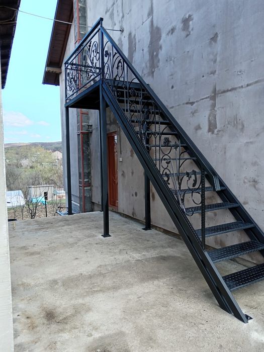Scări metalice interioare cu vang central – execuție la comandă