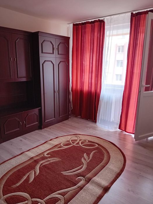 Închiriez apartament cu 2 camere