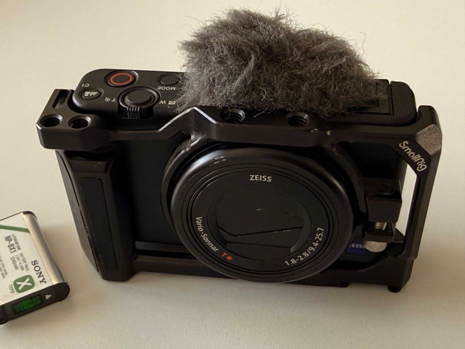 Sony ZV-1 camera vlog + cușcă SmallRig, lavalieră Audio-Technica, 4 baterii