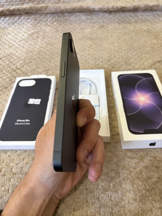 Продавам Iphone 17e 256GB Black