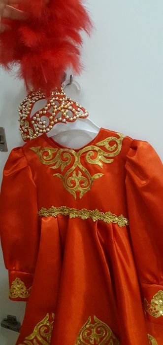 Национальное платье красного цвета