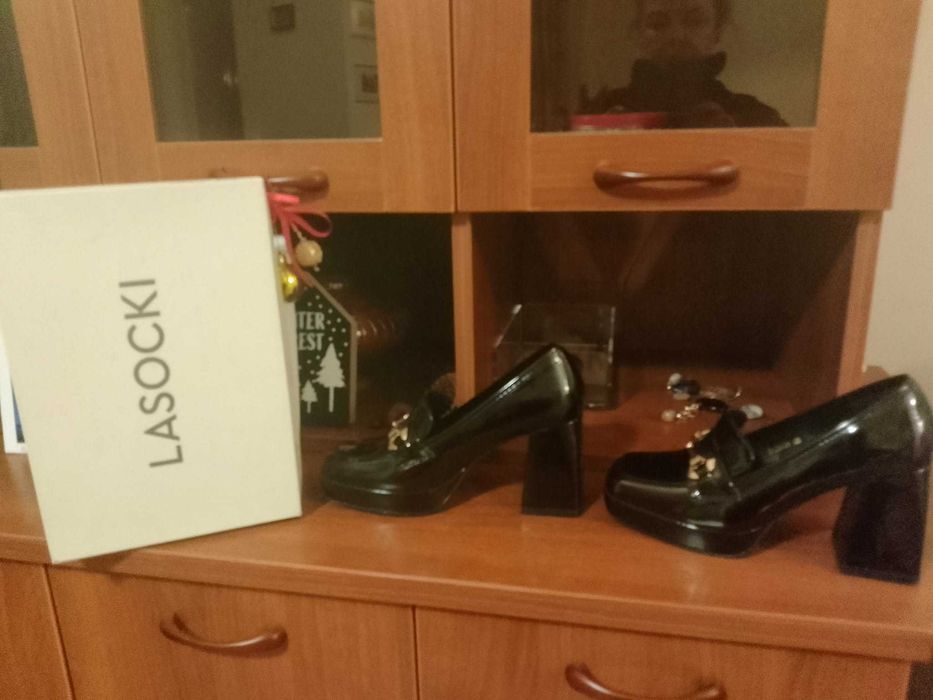 Продавам чисто нови обувки Lasocki от естествена кожа (лак), 39 номер