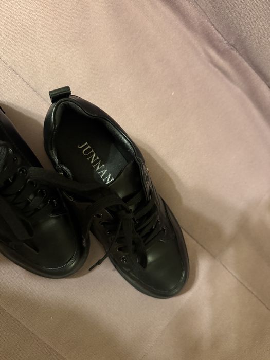 Продам женские ботинки