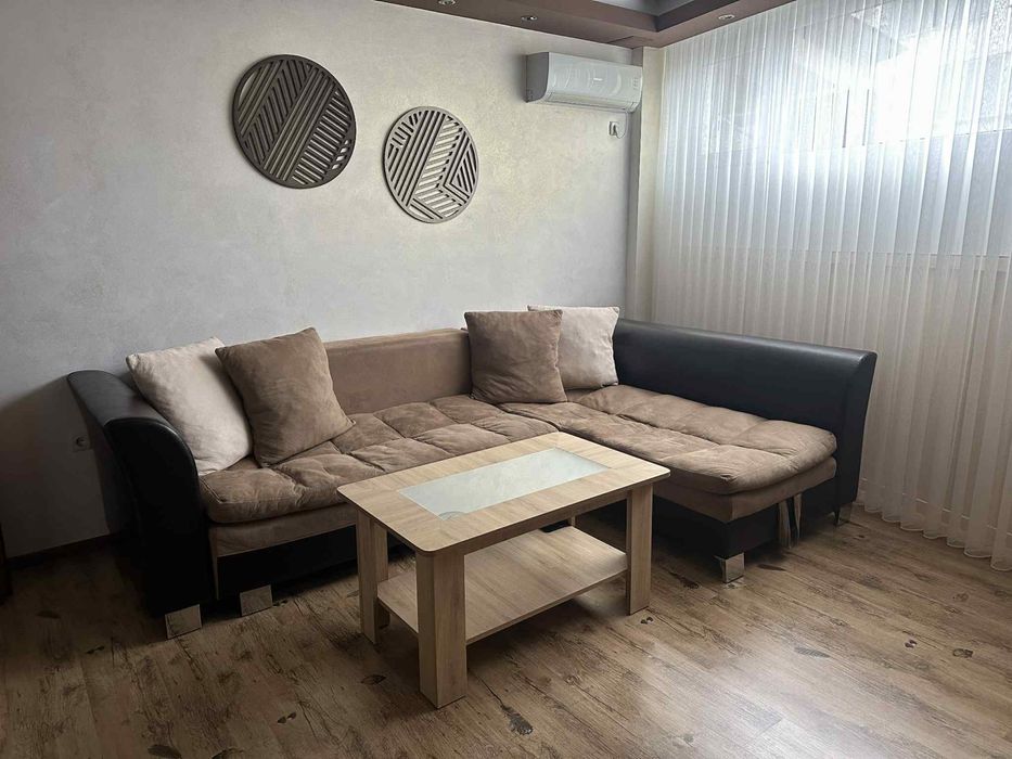 Разтегателен диван и маса