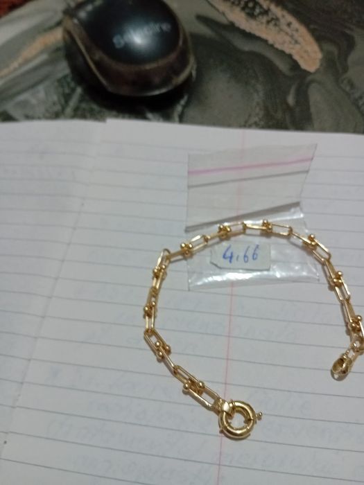 Bratara aur model nou