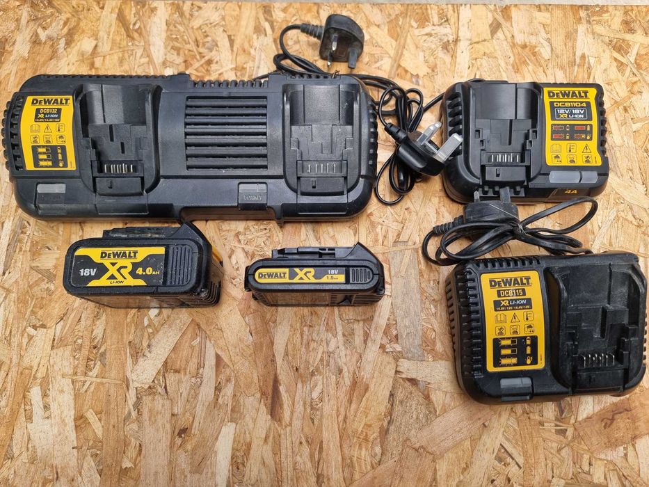 DEWALT Incarcator dual Acumulator 18V 4Ah 1,5Ah