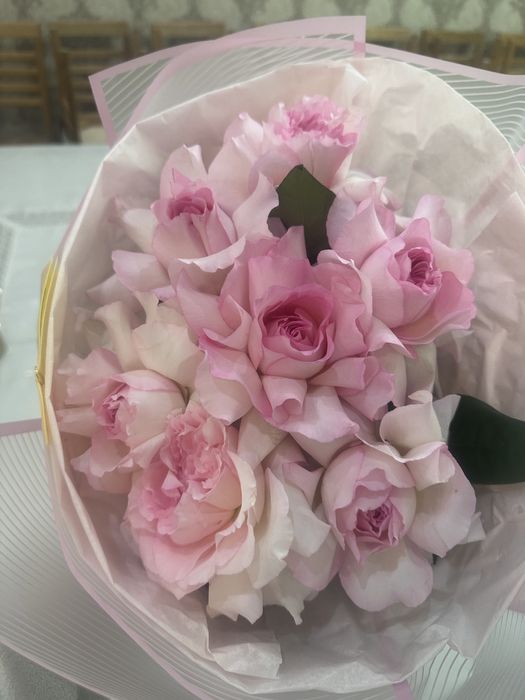 Продается букет розовых роз и бенто торт