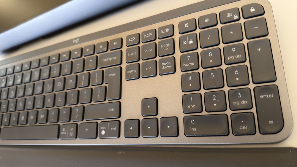 Logitech MX Keys Plus – като нова, пълен комплект