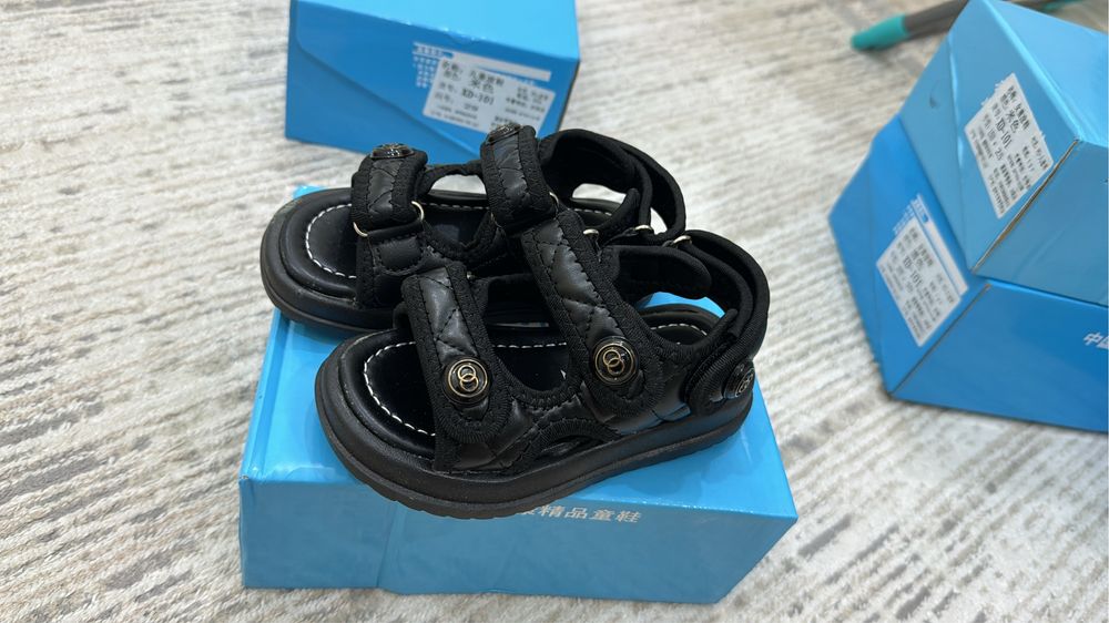 Обувь и одежды детская