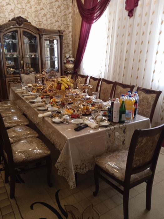 Uyda svet gaz bor pishigʻ gʻisht plitadan qurilgan