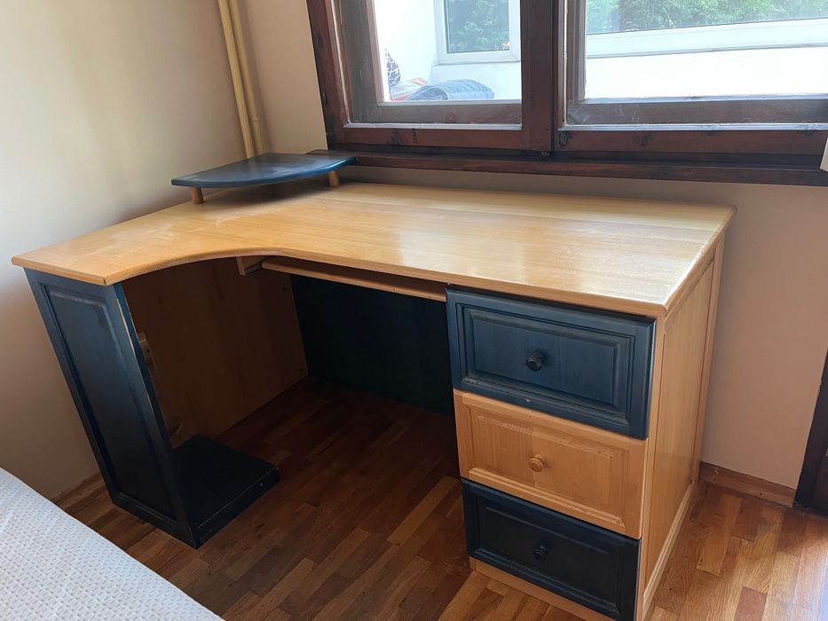 Бюро от светло дърво с три чекмеджета