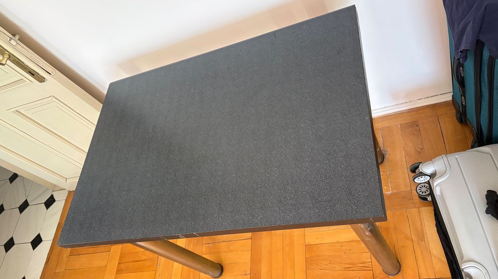 Masă solidă cu blat negru și picioare rezistente din metal