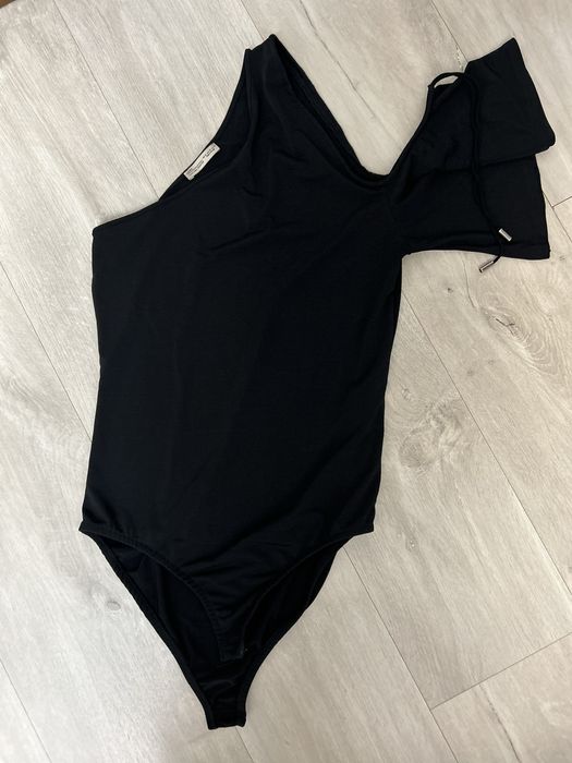 2 body-uri Zara, mar M: unul negru si unul rosu