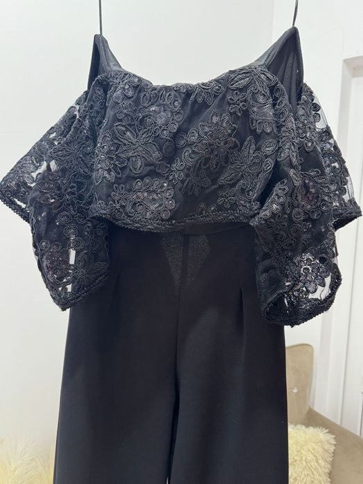 Salopetă elegantă stofă brodată dantelă