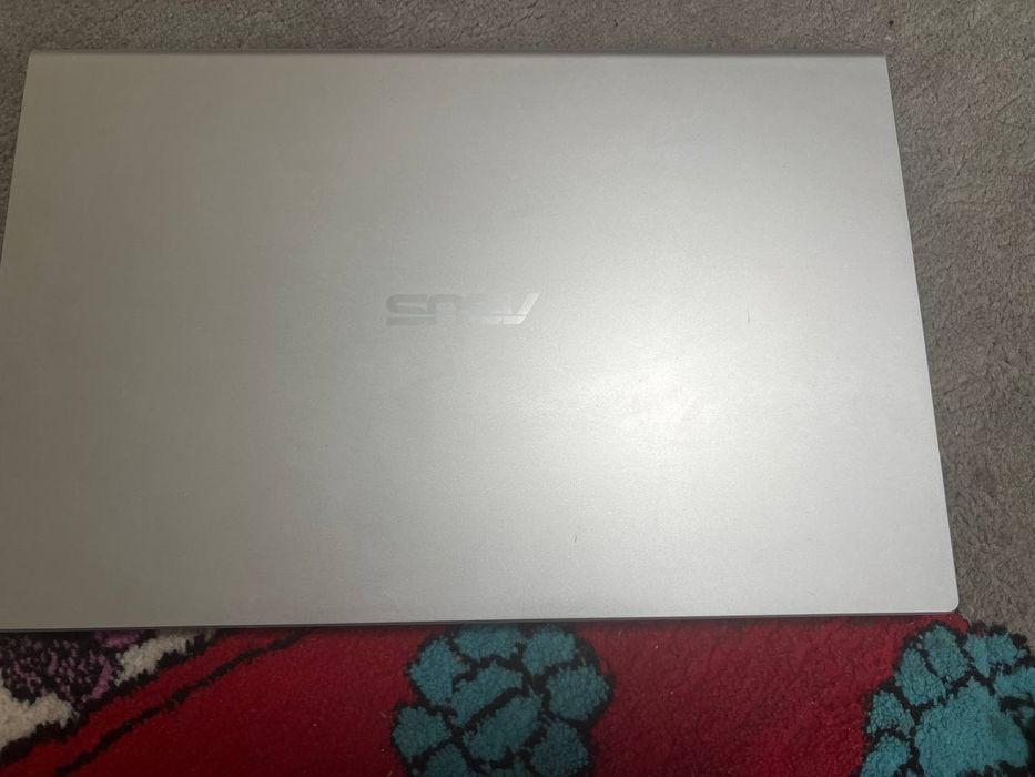 Noutbuk Asus sotilad