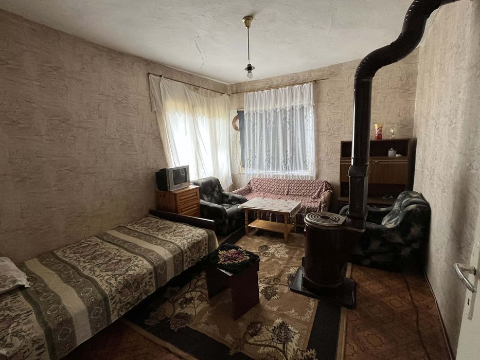 Продава се двуетажна къща в С. Помощник