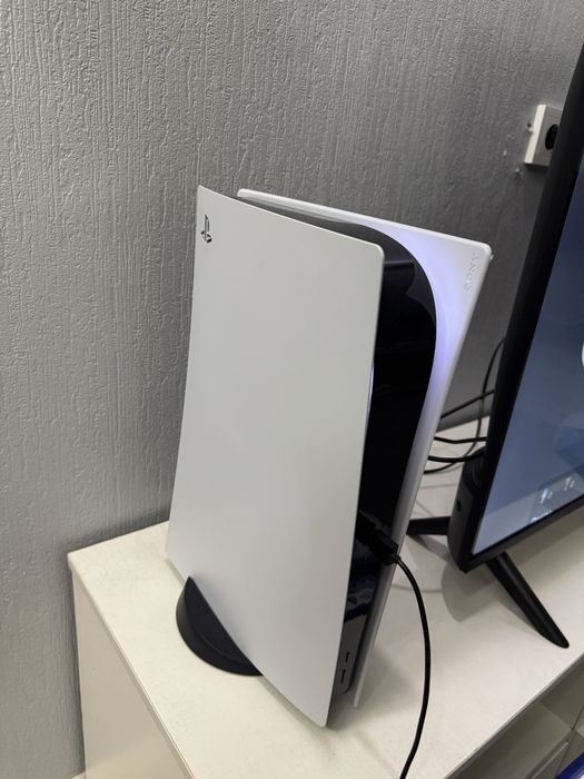 Продам Playstation 5 два джойстика