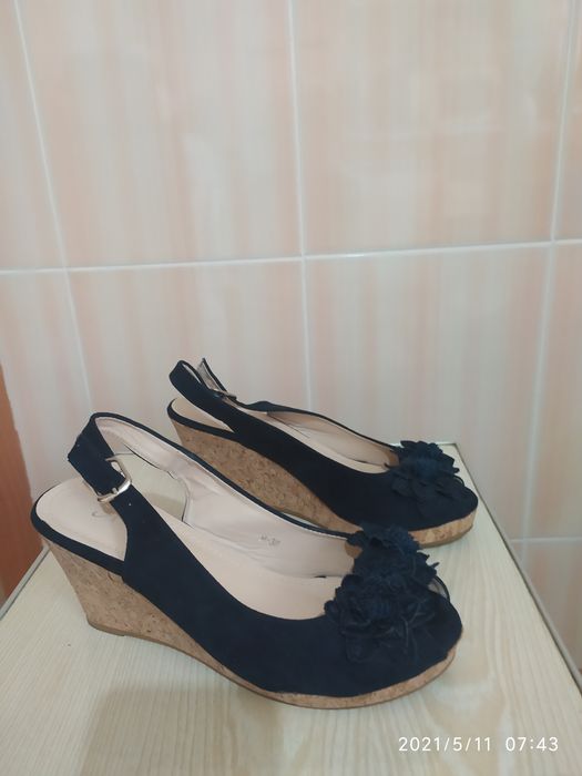 Продам босоножки