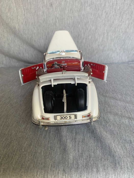 кобичка Mercedes-Benz 300 S
