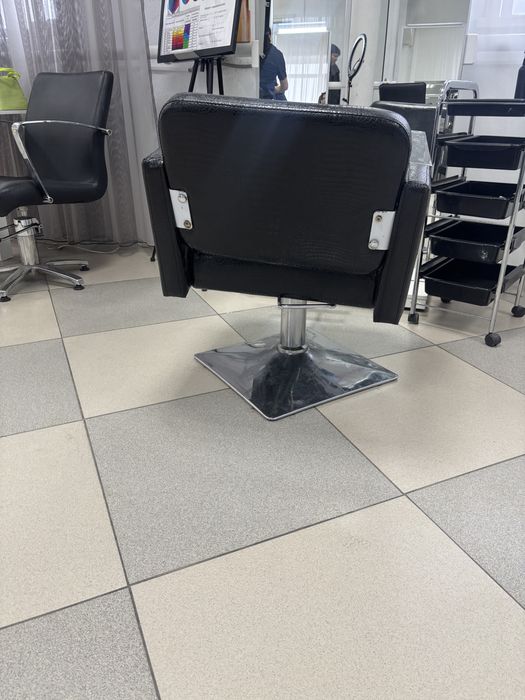 Парикмахерское кресло