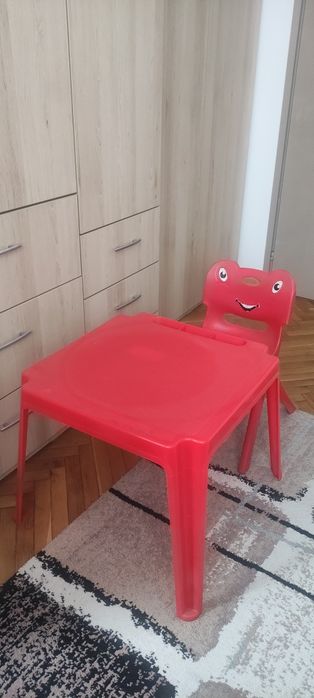 Пластмасова масичка и столче