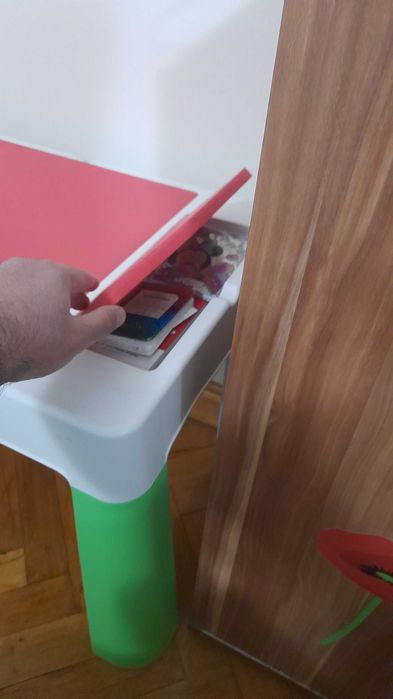 Vînd masă si scaun copii