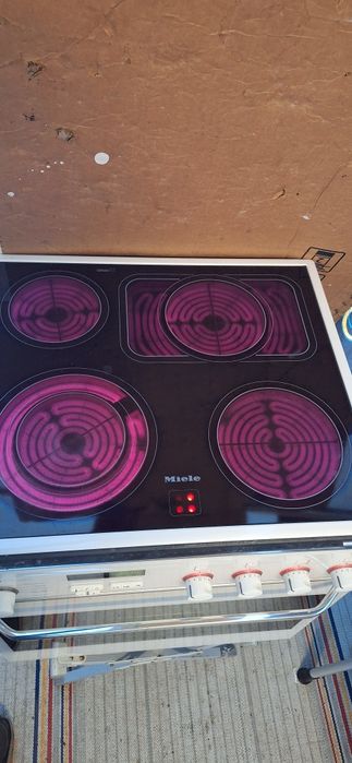 Фурна за вграждане с керамични котлони Miele