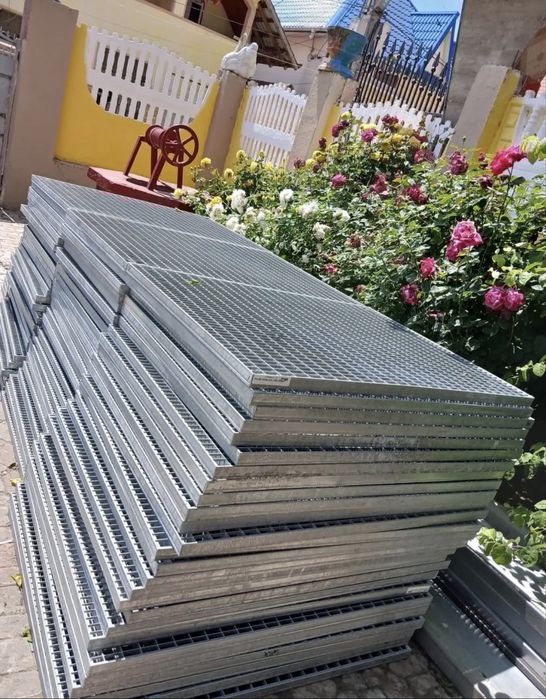 Trepte zincate la comanda