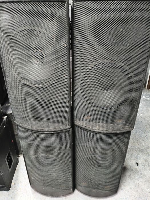 Incinte boxe cu difuzoare și filtre.