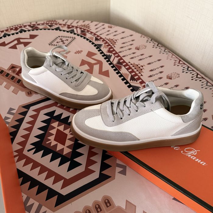 Кроссовки женские