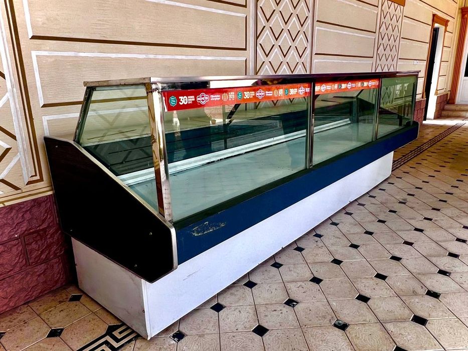 Vitrina Xolodelnik. 3,5 metr. Motori yoʻq. B/u