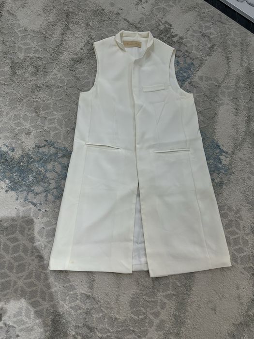 Длинный жилет белого цвета