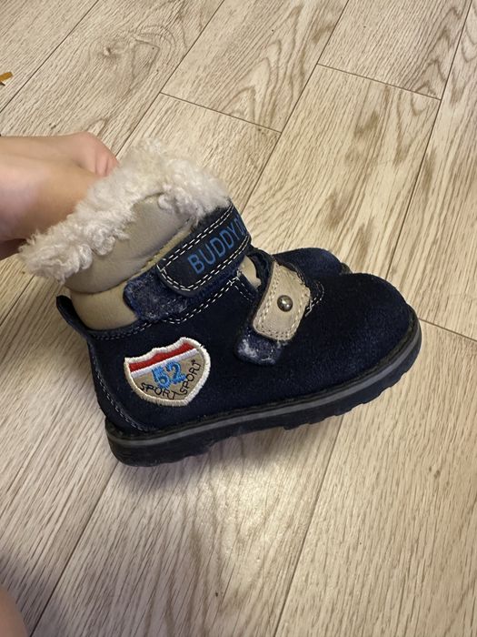 Продам зимнию обувь детскую