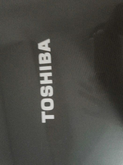 Vand laptop TOSHIBA SATELLINTE L500 pret 200 lei