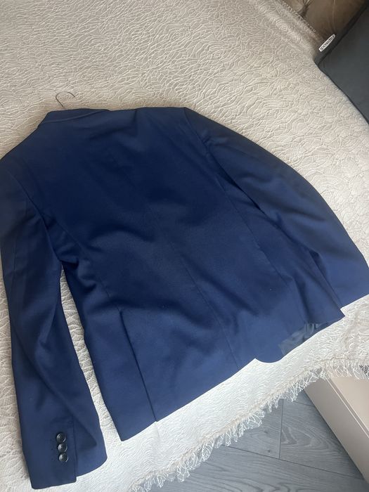 Тъмно син костюм zara