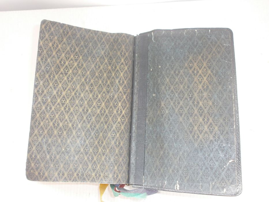 Стара  Библия с Кожени Корици и Позлатени Страници