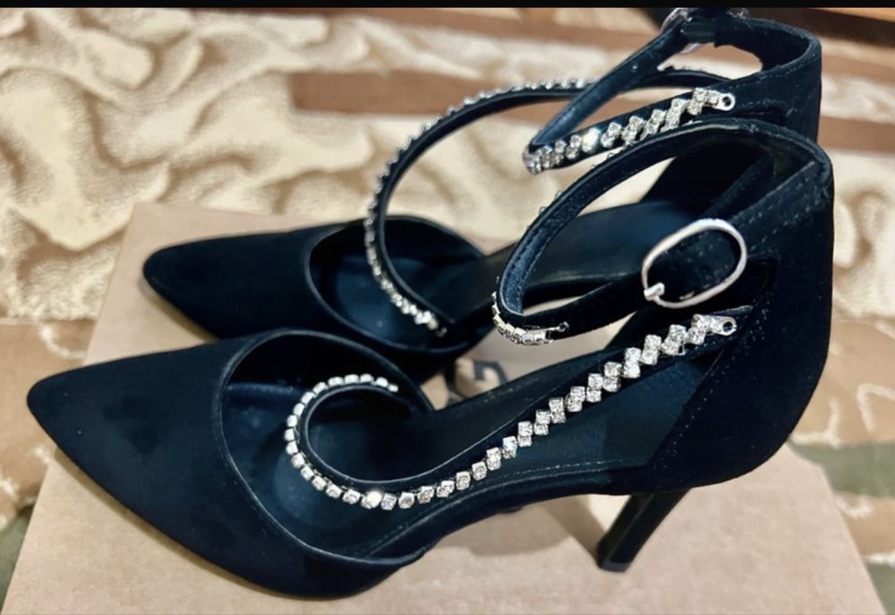 Pantofi negri cu pietre