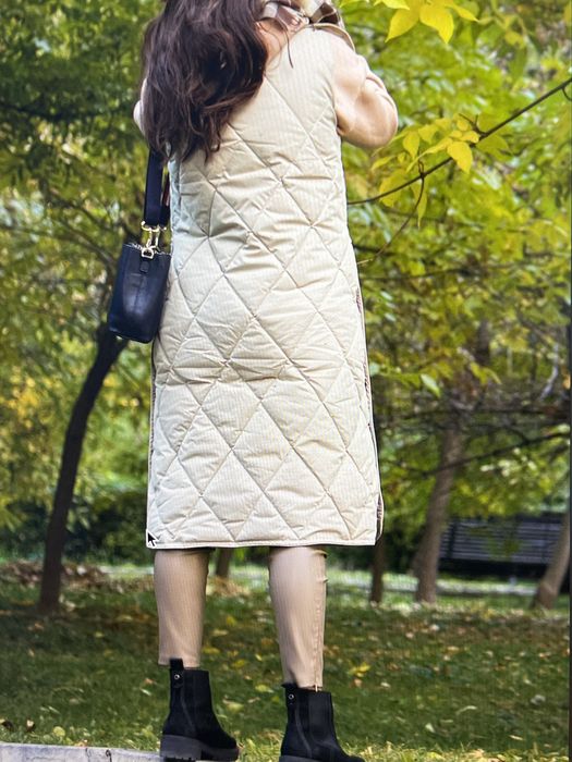 Безрукавка длинная в молочном оттенке