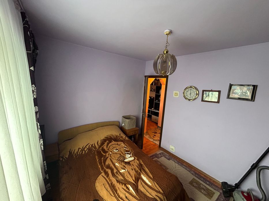 Vând apartament două camere decomandat situat pe strada știrbei vodă Călărasi