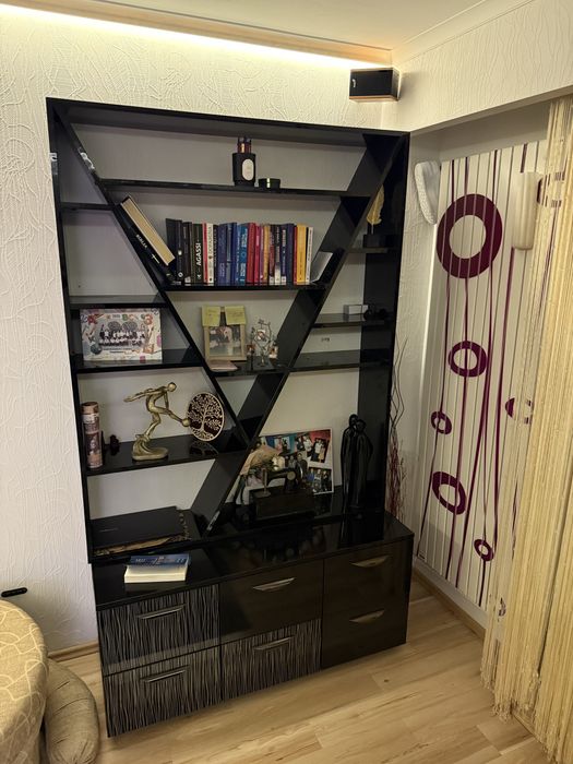 Biblioteca neagra cu rafturi si sertare